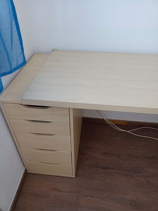 Mesa escritorio de madera con cajones
