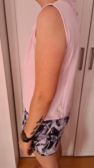 Camiseta hombrera rosa claro