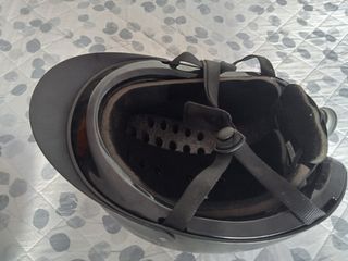 Botas de caucho y casco de montar a caba