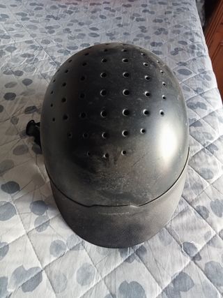Botas de caucho y casco de montar a caba