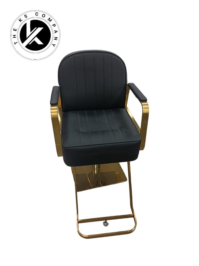 Poltrona dorata da parrucchiere e barbiere