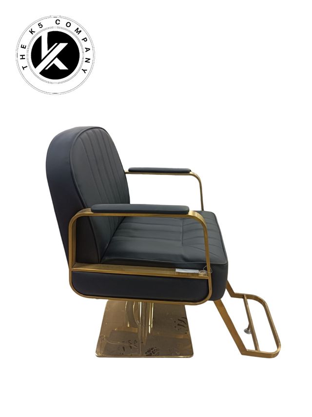 Poltrona dorata da parrucchiere e barbiere