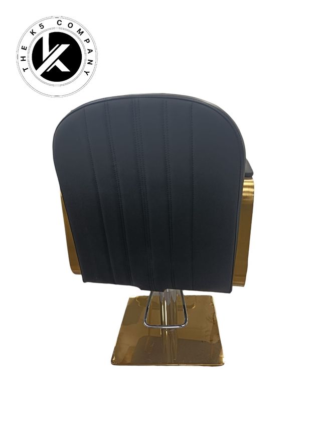 Poltrona dorata da parrucchiere e barbiere