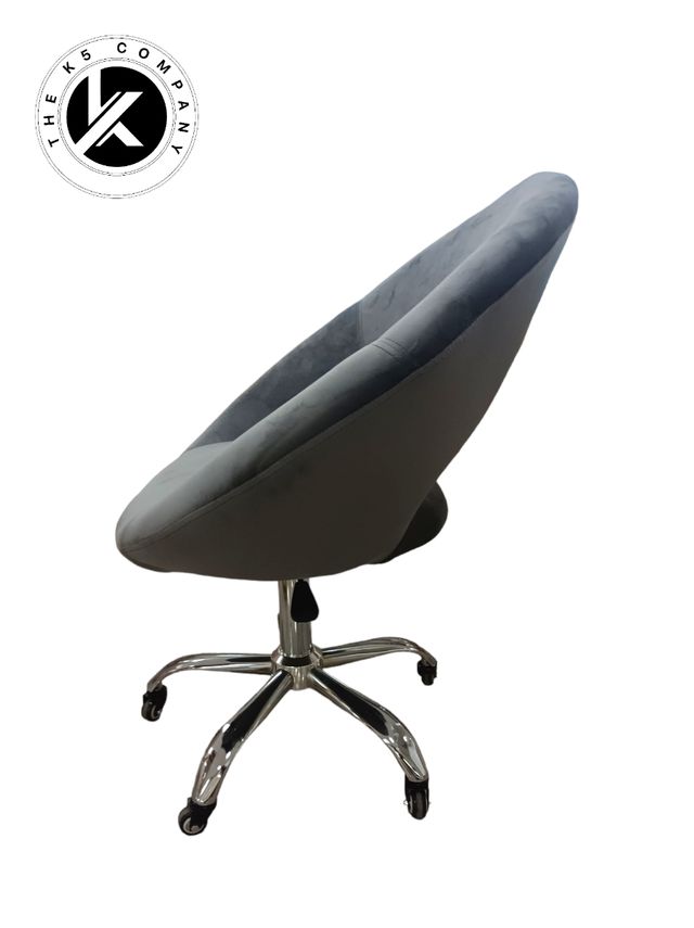 Sedia per manicure grigia.