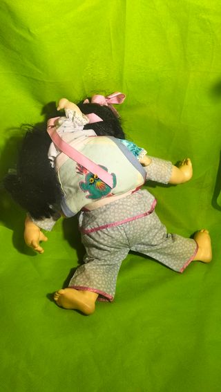 muñeca oriental con bebé.