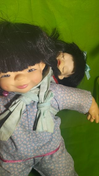 muñeca oriental con bebé.