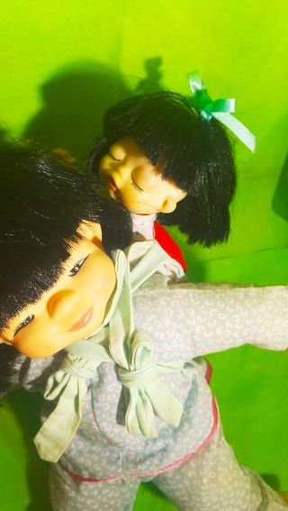 muñeca oriental con bebé.