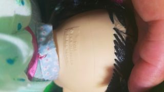 muñeca oriental con bebé.