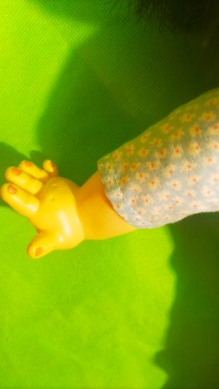 muñeca oriental con bebé.