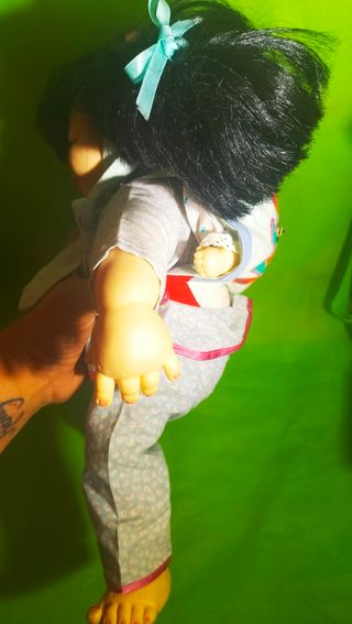 muñeca oriental con bebé.