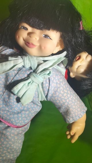 muñeca oriental con bebé.