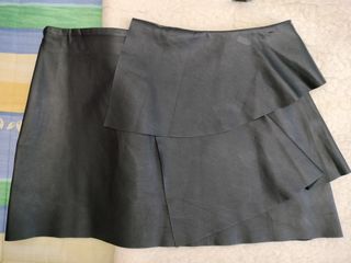 Falda negra polipiel