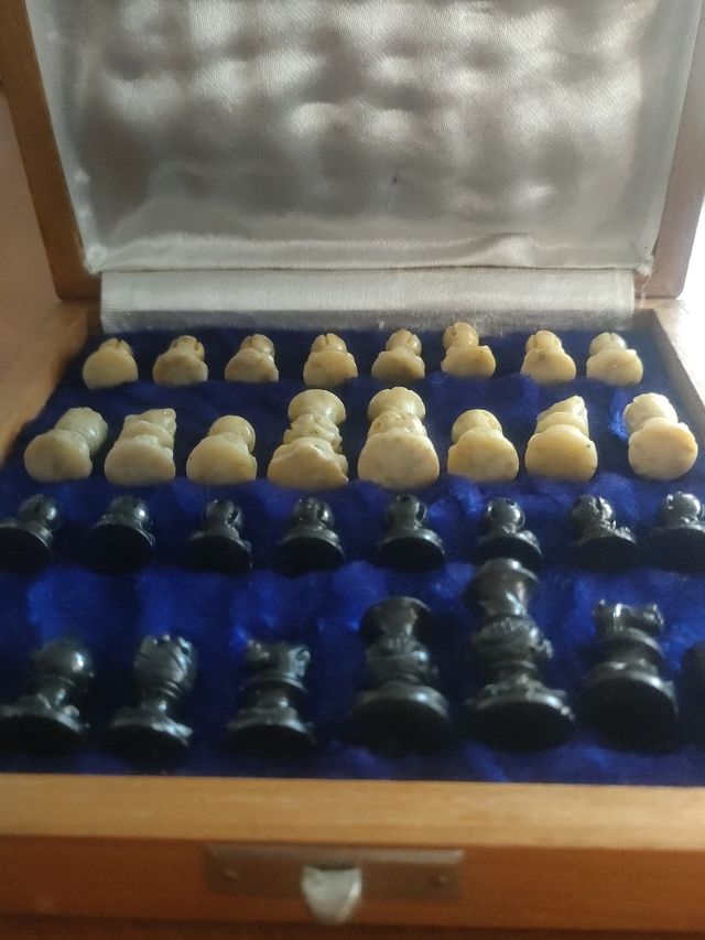 ajedrez mármol con piezas de piedra