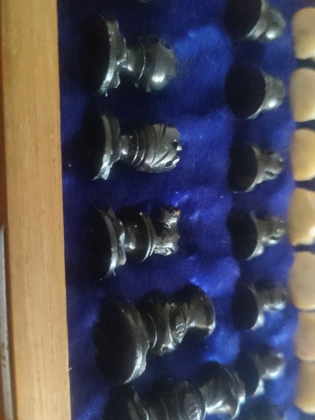 ajedrez mármol con piezas de piedra