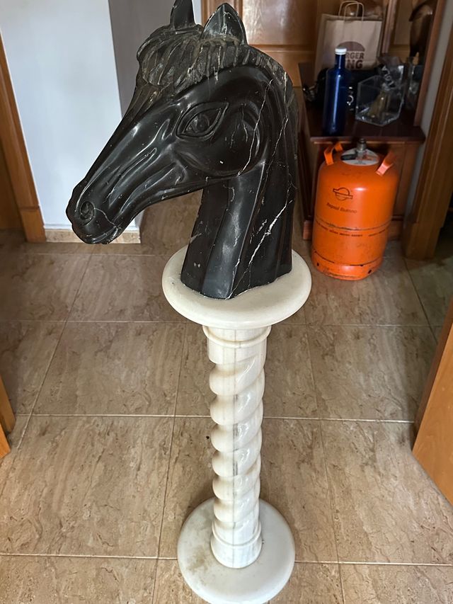 figura de caballo de marmol
