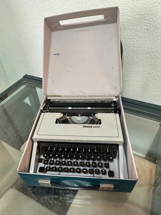 Máquina de escribir Olivetti DORA.