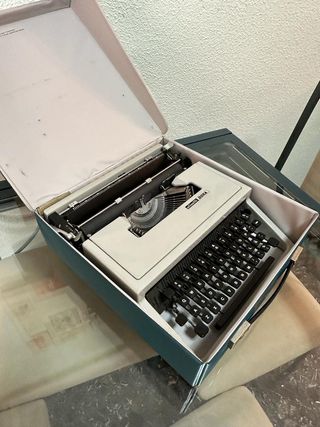Máquina de escribir Olivetti DORA.