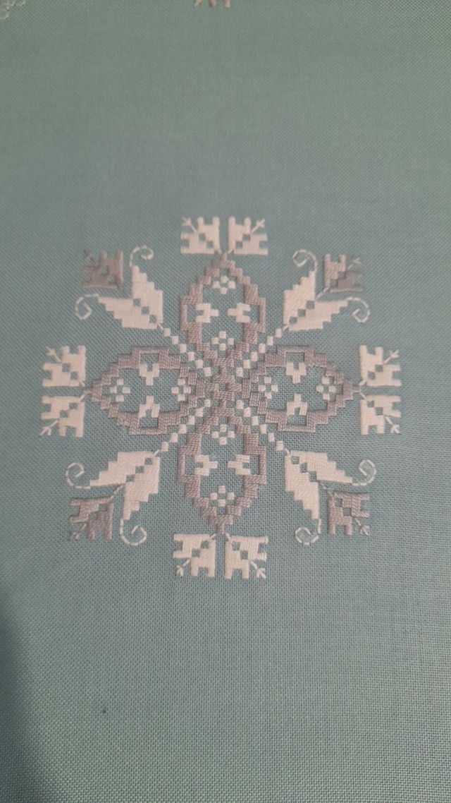 MANTEL BORDADO A MANO