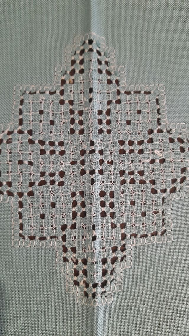 MANTEL BORDADO A MANO