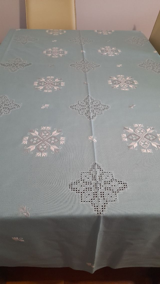 MANTEL BORDADO A MANO
