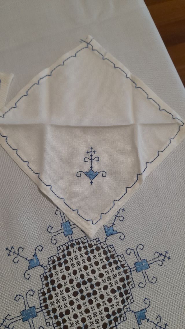 Mantel bordado a mano