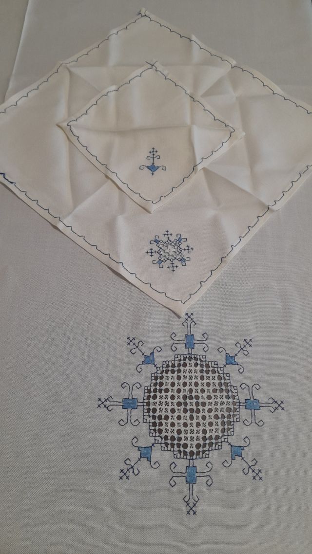 Mantel bordado a mano