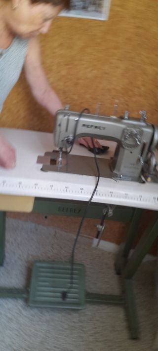 maquina de coser Refrey