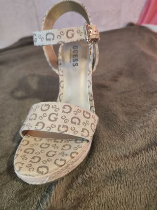 Sandalias cuña Guess 
