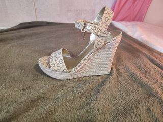 Sandalias cuña Guess 