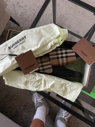 CHANCLAS SLIDES BURBERRY A ESTRENO