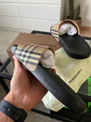 CHANCLAS SLIDES BURBERRY A ESTRENO
