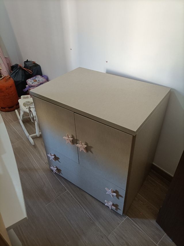 Cómoda infantil y estantería