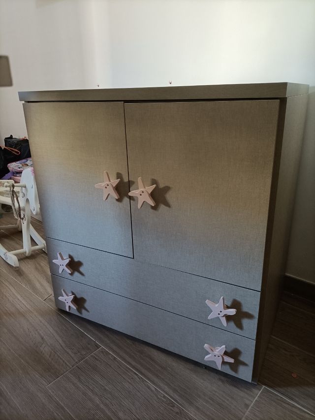 Cómoda infantil y estantería