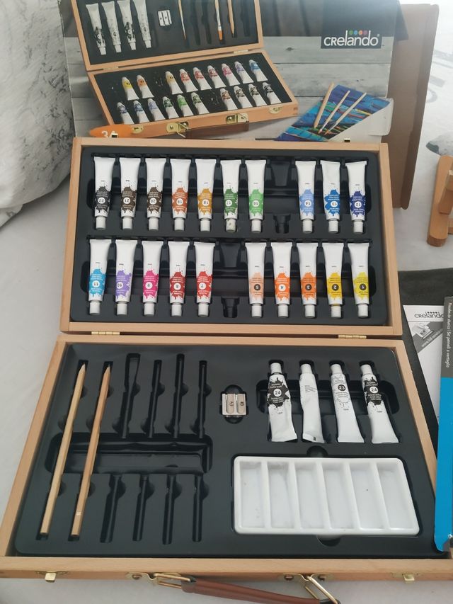 caballete con lienzos y maletin