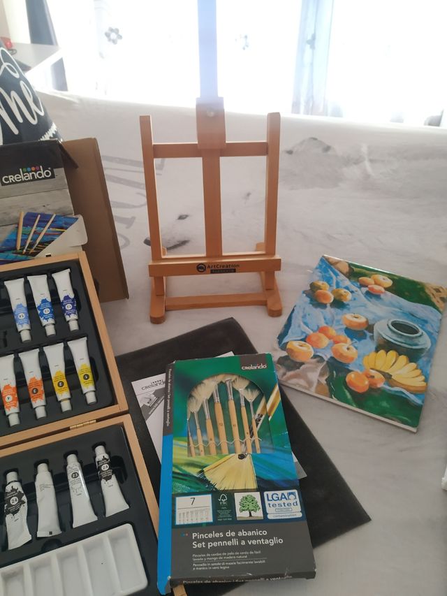 caballete con lienzos y maletin