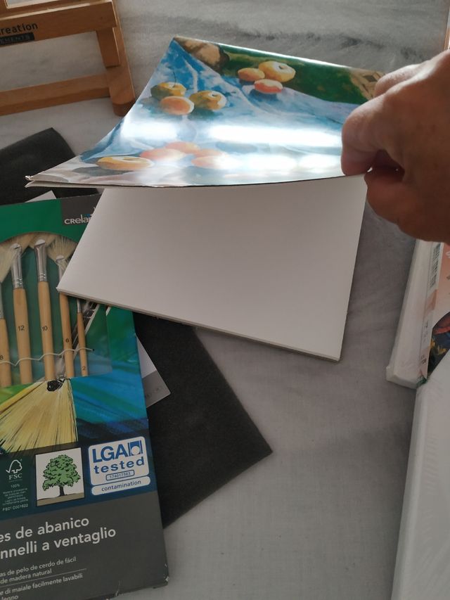 caballete con lienzos y maletin