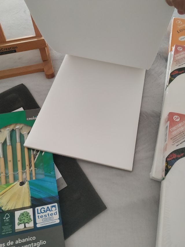 caballete con lienzos y maletin