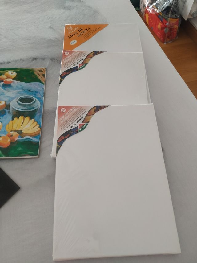 caballete con lienzos y maletin