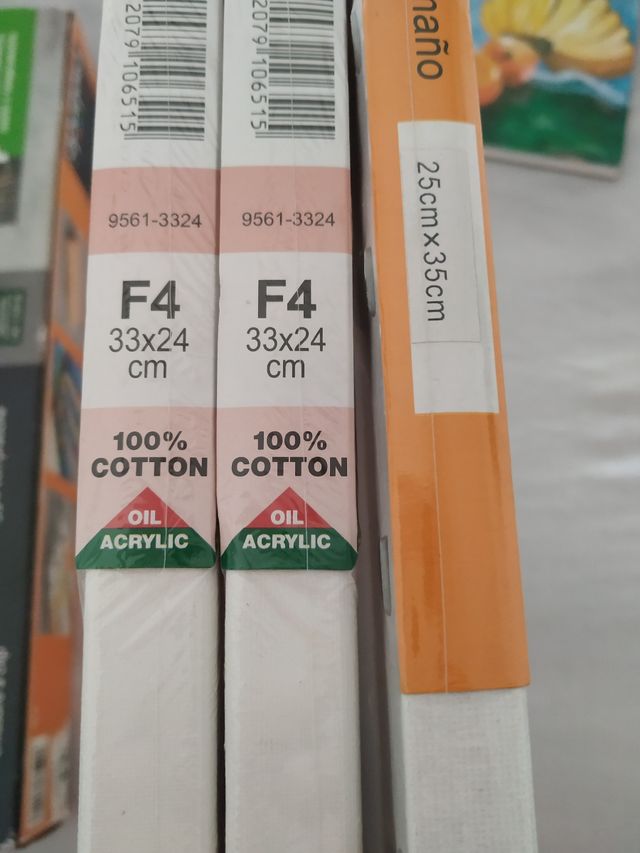 caballete con lienzos y maletin