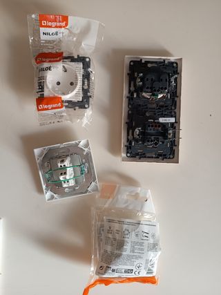 Interruptores, enchufes y marcos.