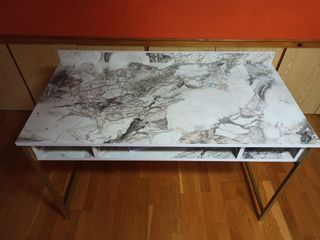 Moderno escritorio acabado en mármol blanco