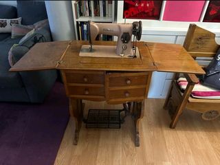 Maquina de coser Singer con mueble