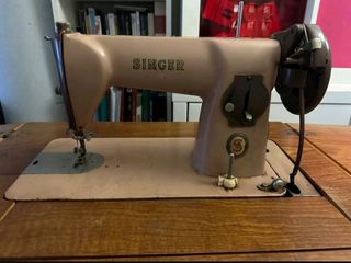 Maquina de coser Singer con mueble