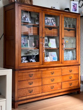 Salón, mueble único. Madera maciza de cerezo
