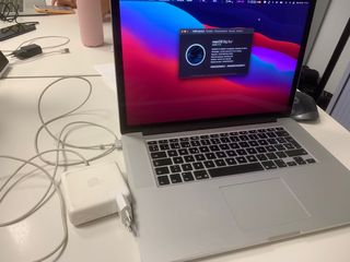 MacBook Pro 15" Retina + Airpods de regalo.