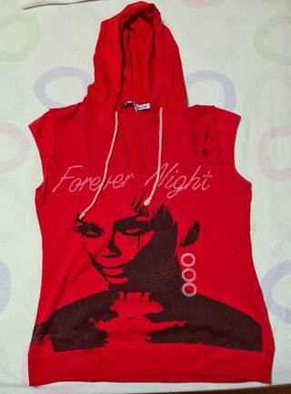 Camiseta Roja con capulla