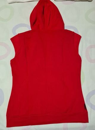 Camiseta Roja con capulla