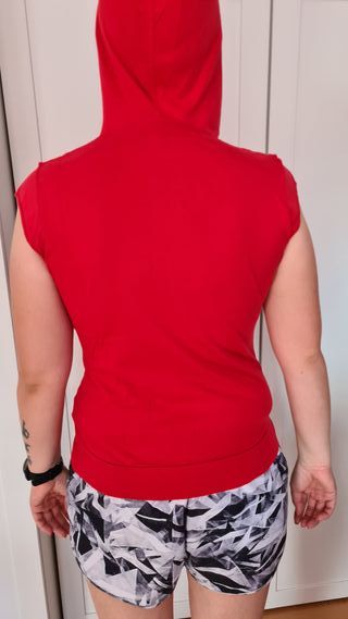 Camiseta Roja con capulla