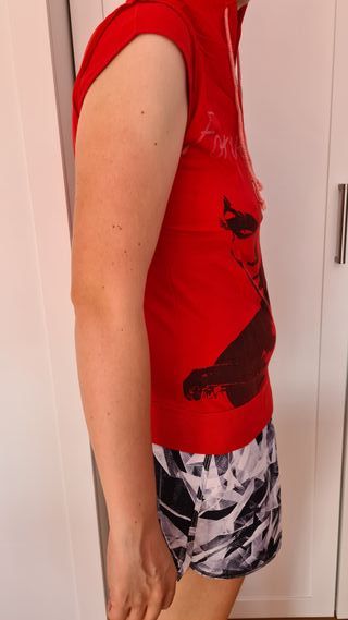 Camiseta Roja con capulla