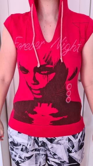 Camiseta Roja con capulla